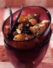 Primo piano vista di frutta secca stufata con baccelli di vaniglia — Foto stock