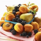 Корзина с летними фруктами — стоковое фото