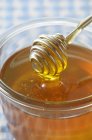 Cuillère à miel en bois — Photo de stock