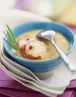 Nahaufnahme von Hummer-Consomme-Suppe mit Löffel und Kräutern — Stockfoto