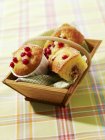 Panier de muffins aux fruits d'été — Photo de stock