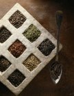 Selezione di grani di pepe in cassa — Foto stock