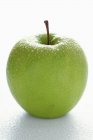 Grüner Apfel mit Wassertropfen — Stockfoto