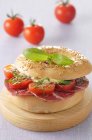 Pancetta, tomate y mozarella - foto de stock