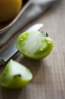 Зелений помідор розрізати навпіл — стокове фото