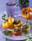 Jeunes légumes garnis de bulghour sur assiette violette — Photo de stock