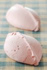 Closeup view of strawberry meringue pieces — Stock Photo