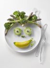 Тарілка зелених овочів — стокове фото