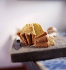 Pastis-Kuchen auf Schneidebrett — Stockfoto