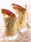Salada de couve com caranguejo em óculos com garfos — Fotografia de Stock