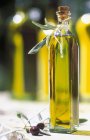 Оливковое масло с черными оливками — стоковое фото