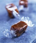 Завернутые карамельные конфеты — стоковое фото