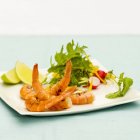 Crevettes grillées aux feuilles de salade — Photo de stock