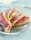 Filetes de salmonete rojo con semillas de hinojo - foto de stock