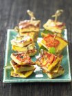 Nahaufnahme von mundgerechten Omelettteilen auf Stöcken — Stockfoto