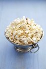 Popcorn in silberner Schale — Stockfoto
