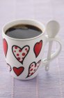 Tasse de café décorée avec des cœurs — Photo de stock