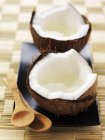 Coco fresco abierto - foto de stock