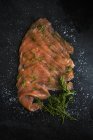 Шматочки копченого лосося — стокове фото