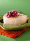 Blancmange di mandorle su piatto verde — Foto stock