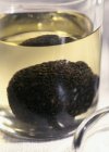 Schwarze Trüffel in Öl im Glas — Stockfoto