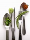 Composizione con utensili da cucina su superficie bianca — Foto stock