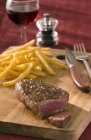 Rump steak con papas fritas - foto de stock