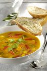 Тыквенный суп в тарелке — стоковое фото