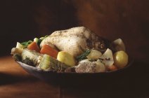 Целый цыпленок вареный с овощами — стоковое фото