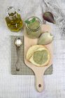 Creme de alcachofra que põe sobre a mesa de madeira na mesa com guardanapo e colher — Fotografia de Stock