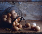 Korb mit frischen Eiern — Stockfoto