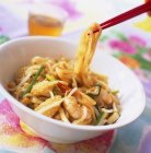 Thai noodles with shrimps — Stock Photo