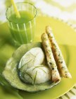Lime sorbet with biscuits — Stock Photo