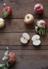 Яблоки целые и наполовину — стоковое фото