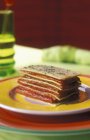 Stück Paprika und Tomaten-Lasagne — Stockfoto