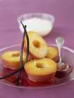 Vue rapprochée des nectarines dans le sirop de vanille — Photo de stock