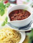 Salsa alla bolognese e pasta spaghgetti — Foto stock