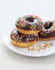 Donuts de chocolate decorados - foto de stock