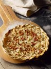 Torta con mela su tagliere di legno con farina — Foto stock