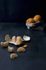 Целые и очищенные мандарины — стоковое фото