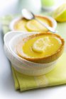 Tartelette au citron dans une pile de bols — Photo de stock