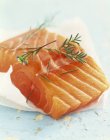 Pedaço grosso de salmão cru — Fotografia de Stock