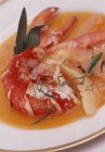 Primo piano vista di aragosta bretone fritta con salvia e pompelmo — Foto stock