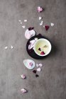 Вид зверху на пелюстки троянд і чай на сірій поверхні — стокове фото