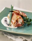 Rouleau de saumon rempli de crabe — Photo de stock