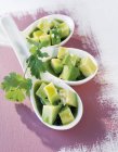 Avocado mit Pistazienöl in weißen Löffeln — Stockfoto