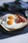 Тортилья на завтрак с беконом и яичницей — стоковое фото