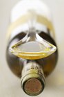 Flasche und Löffel Olivenöl — Stockfoto