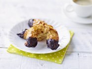 Pasteles de almendras en chocolate - foto de stock