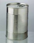 Vista close-up de uma lata em uma superfície branca — Fotografia de Stock